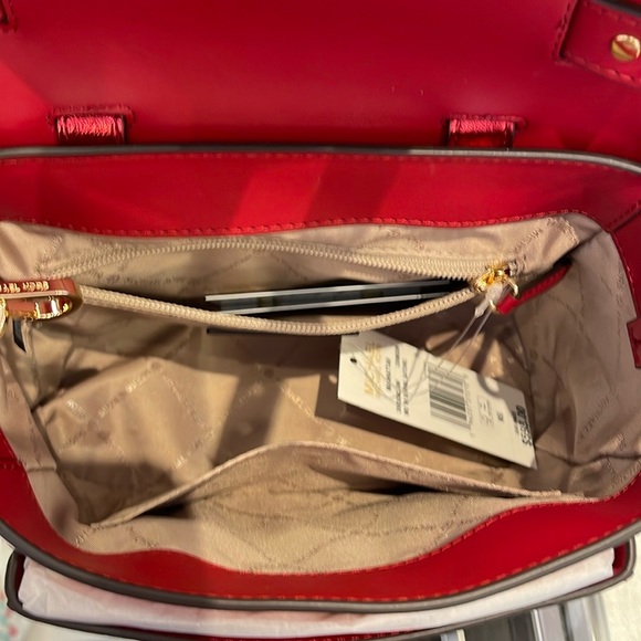 MICHAEL KORS
Manhattan Md TH SCHOOL Crackled Metallic Leather SATCHEL
Crimson - Picture 3 of 16